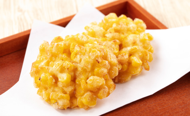 とうもろこしの天ぷらの皿盛り写真