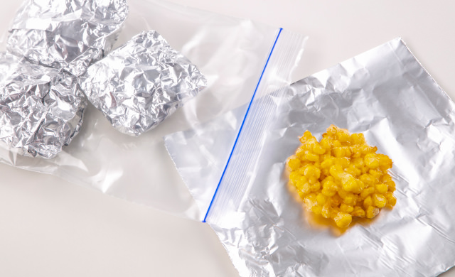 アルミホイルに包んで冷凍保存袋に入った天ぷら3個とアルミホイルの上に置かれた天ぷらの写真