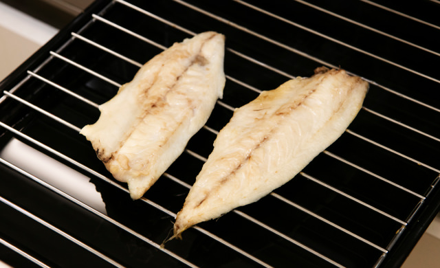魚焼きグリルでアジを焼いている写真