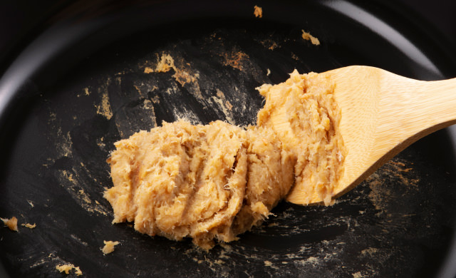 フライパンで味噌を炒り、水分が飛んで焼き味噌がひとかたまりになった状態の写真