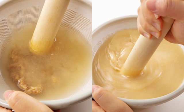 （左）だし汁を入れた焼き味噌をすりこぎで溶かしている写真（右）だし汁を入れた焼き味噌が溶けていっている写真