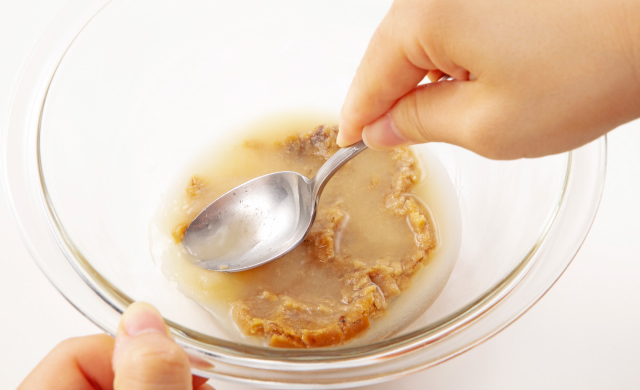 ボウルに焼き味噌を入れ、冷たいだし汁を入れてスプーンで溶かしている写真