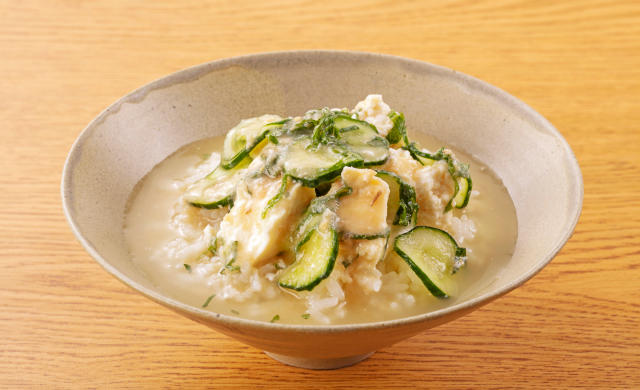 茶碗に入ったごはんに、きゅうり、大葉、豆腐が入った冷や汁がかかっている写真
