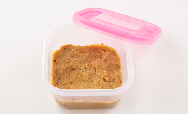 蓋付きの保存容器に入れた焼き味噌の写真