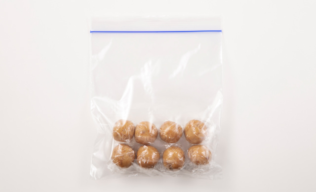 一つずつ丸めてラップに包み、冷凍用保存袋に入れた写真