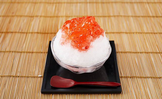 いちごシロップをかけたかき氷の皿盛り写真