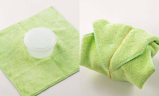 ふたつきの製氷カップの下に巻くタオルを敷いた写真/ふたつきの製氷カップにタオルを巻いて輪ゴムでとめた写真