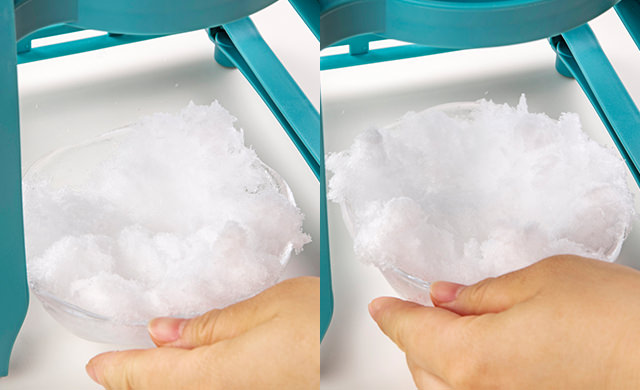 かき氷を削って少し器を動かしている写真/かき氷を削って外側から盛っている写真