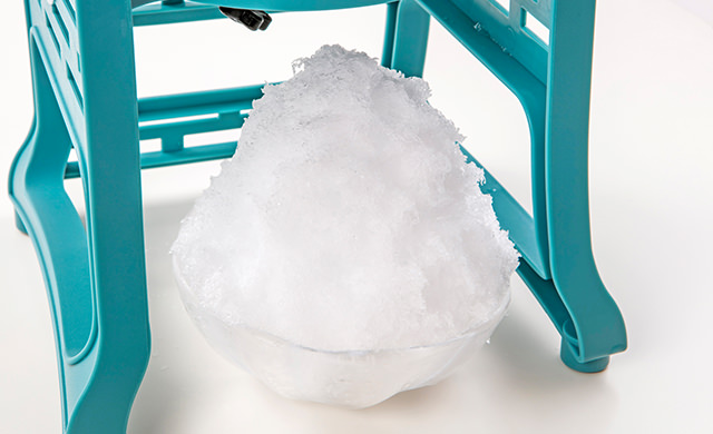 三角形に盛りつけたかき氷の皿盛り写真