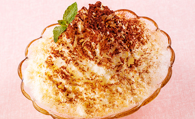 ほろ苦ティラミスをかけたかき氷の皿盛り写真