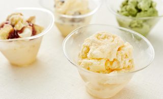 手前にガラスの器に入ったバニラアイス、奥に抹茶フレーバー、クッキー&クリームフレーバー、ストロベリーチーズケーキフレーバーのアイスがそれぞれガラスの器に入っている写真