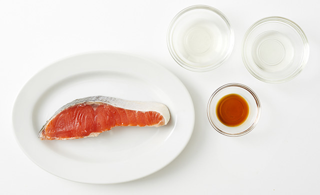 鮭の切り身1切れ、酒、みりん、しょうゆの写真