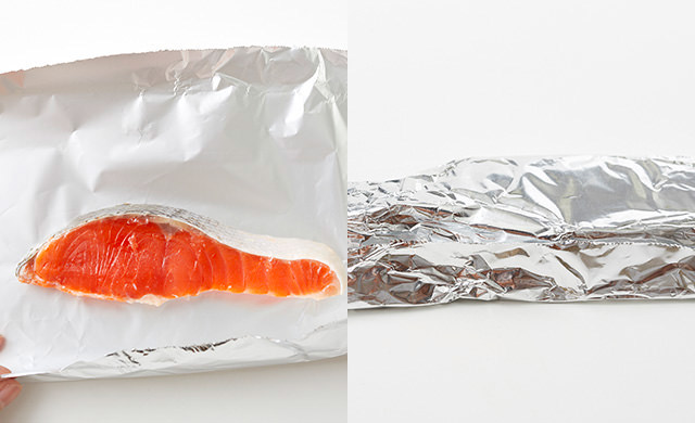 鮭をアルミホイルで包んでいる写真（左）アルミホイルに包んだ鮭の写真（右）