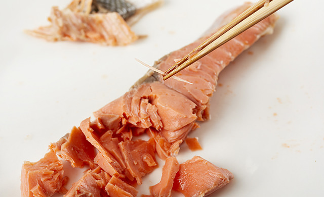 鮭の骨と皮を外している写真