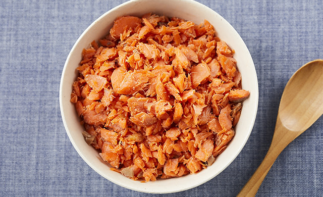 器に鮭フレークが盛られていてる写真