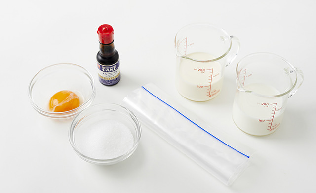 アイスクリームの材料の写真、卵黄、グラニュー糖、牛乳、生クリーム、バニラエッセンス、冷凍法保存袋の写真