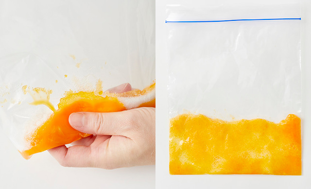 冷凍用保存袋に卵黄と砂糖を入れてもんでいる写真（左）冷凍用保存袋に卵黄と砂糖を入れてもんだ写真（右）