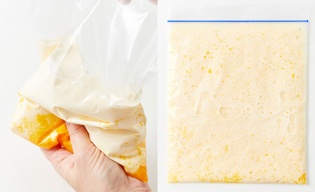 卵黄と砂糖を入れてもんだ冷凍用保存袋に、牛乳と生クリームとバニラエッセンスを入れて手でもんでいる写真（左）卵黄と砂糖を入れてもんだ冷凍用保存袋に、牛乳と生クリームとバニラエッセンスを入れてもんで平らにした状態の写真（右）