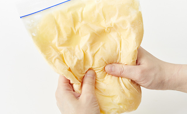 1度凍らせた保存袋をもんでいる写真