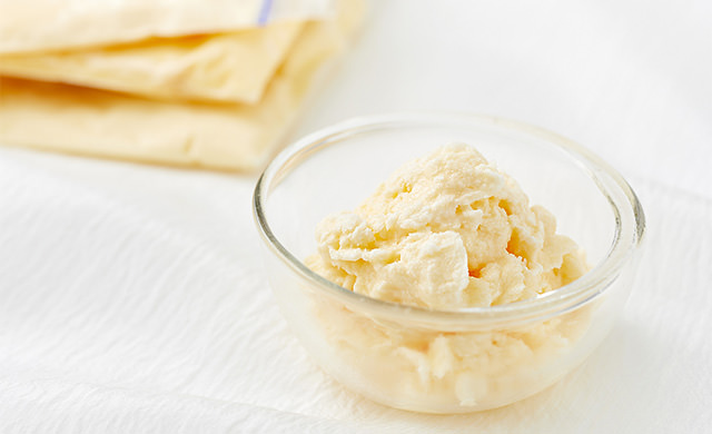 保存袋で作ったバニラアイスクリームの皿盛り写真