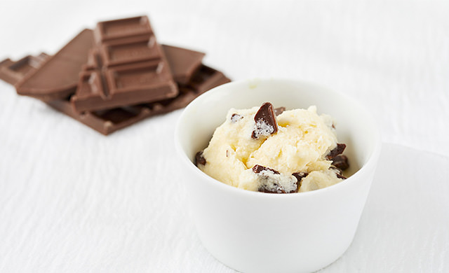 基本のバニラアイスに砕いたチョコが入っているアイスクリームと板チョコの写真