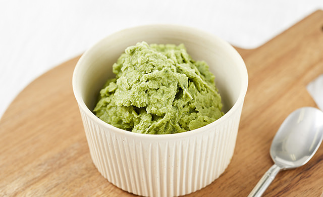 木のプレートの上に抹茶のアイスが器に盛られて写っている写真