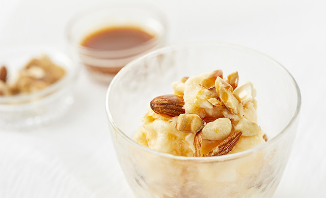 キャラメルナッツとミックスナッツを入れたフレーバーアイスの写真、手前にミックスナッツの写真