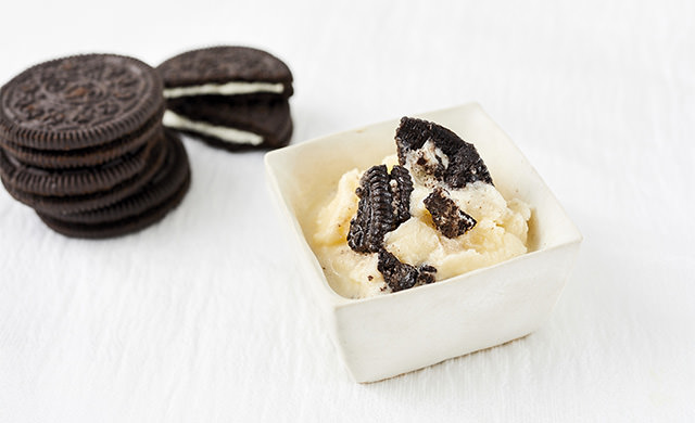 ココアクリームサンドクッキーを砕いて入れたクッキー＆クリームフレーバーのアイスと、ココアクリームサンドクッキーの写真