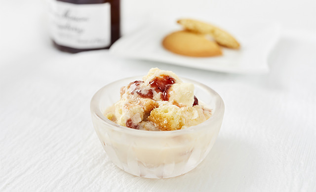 手前にストロベリーチーズケーキフレーバーのアイス、奥にクッキーとイチゴジャムの瓶が写っている写真