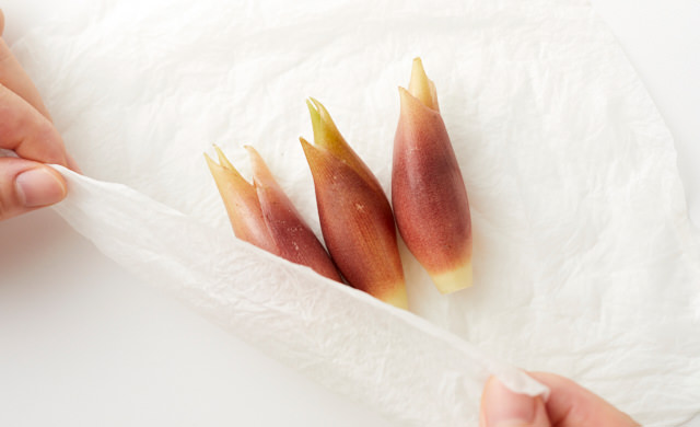 ぬらしたキッチンペーパーでみょうが3個を包んでいる写真