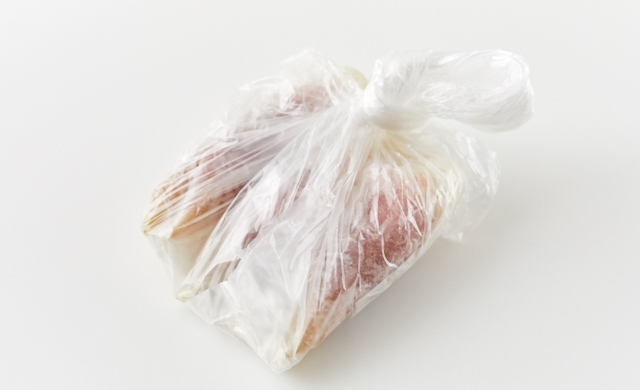 ぬらしたキッチンペーパーで包んだみょうがをさらにポリ袋に入れた写真