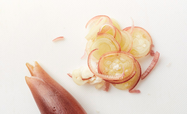 生のみょうがを小口切りにした写真