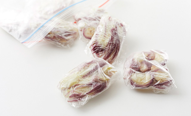 冷凍用保存袋から小口切り、千切りにしてラップに包んだ冷凍みょうがが出ている写真