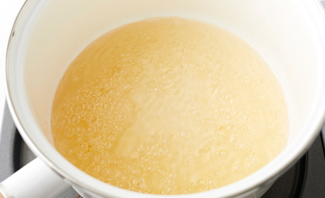 鍋に甘酢の材料を入れてひと煮立ちさせている写真