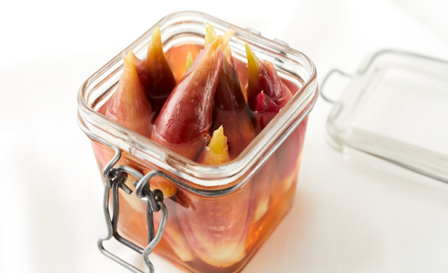 瓶にみょうがと粗熱の取れた甘酢が入っている写真