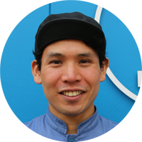 「サカナバッカ中目黒店」店長の岡部拓也さんの顔写真