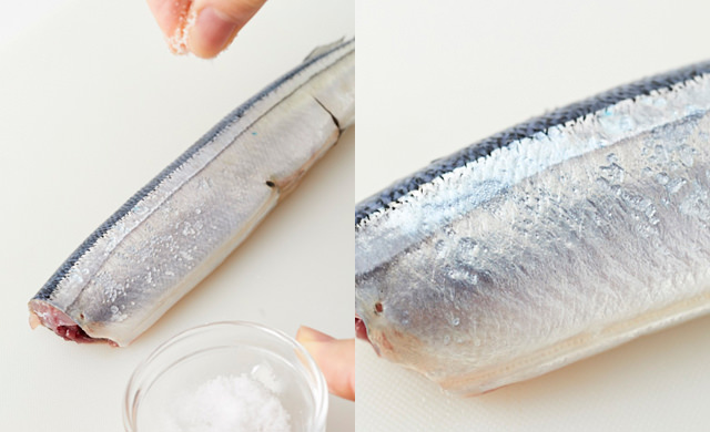 さんまに軽く塩を振って水気を出している写真（左）さんまに軽く塩を振って水気が表面に浮き上がってきている写真（右）