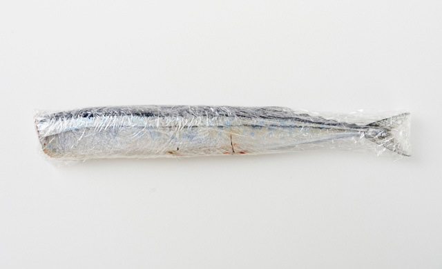 さんまをラップで包んだ状態の写真