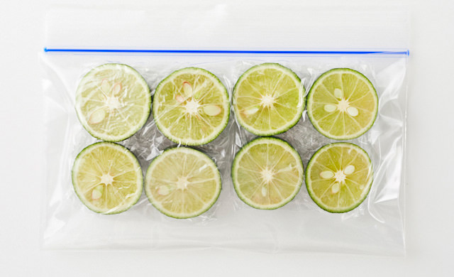 横半分に切ってラップで包み、さらに冷凍用保存袋に入れたすだちの写真