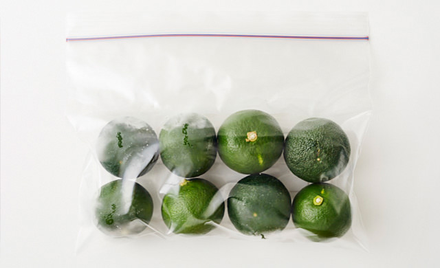 洗って水気を拭き取ったすだちを冷凍用保存袋に入れた写真