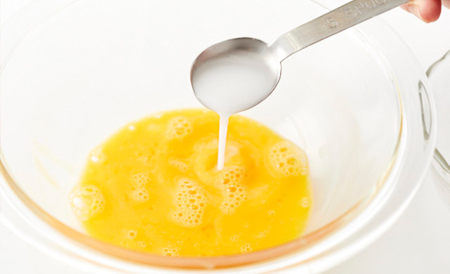 卵に水溶き片栗粉を入れて混ぜている写真