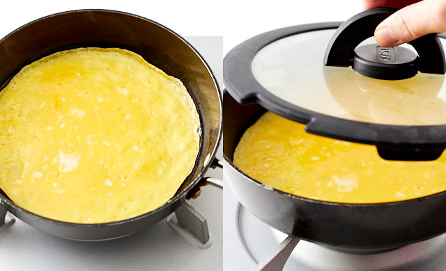 フライパンで焼いた卵液の縁が乾いて焼けている様子の写真/フライパンに卵液を入れて焼き、さらにふたをして蒸し焼きにしようとしている写真