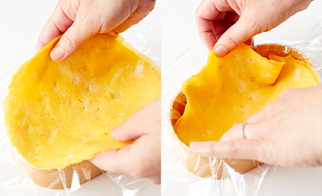 お弁当箱に広げたラップの上に薄焼き卵をのせようとしている写真/ラップの上から薄焼き卵を入れてお弁当箱に広げている写真