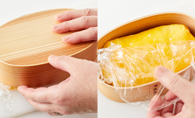 お弁当箱をひっくり返してオムライスを入れている写真/オムライスを包んでいるラップをはずしている写真