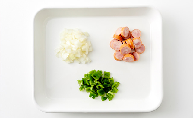 玉ねぎ、ピーマンは5mm角、ソーセージは5mmの輪切りにした写真