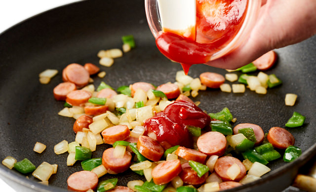 フライパンにケチャップを入れている写真