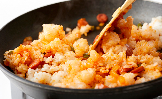 フライパンにごはんをいれてケチャップライスを作っている写真