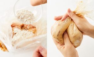 調味料を入れてもんだ鶏もも肉が入っているポリ袋に、薄力粉を加えてもんでいる写真