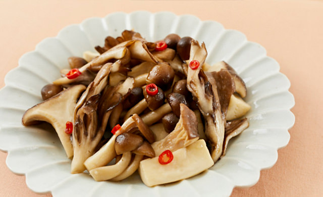 きのこのガーリックバター炒めの写真