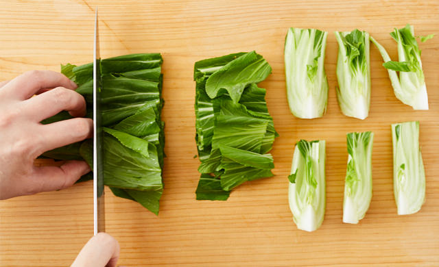 チンゲン菜をざく切りにした写真